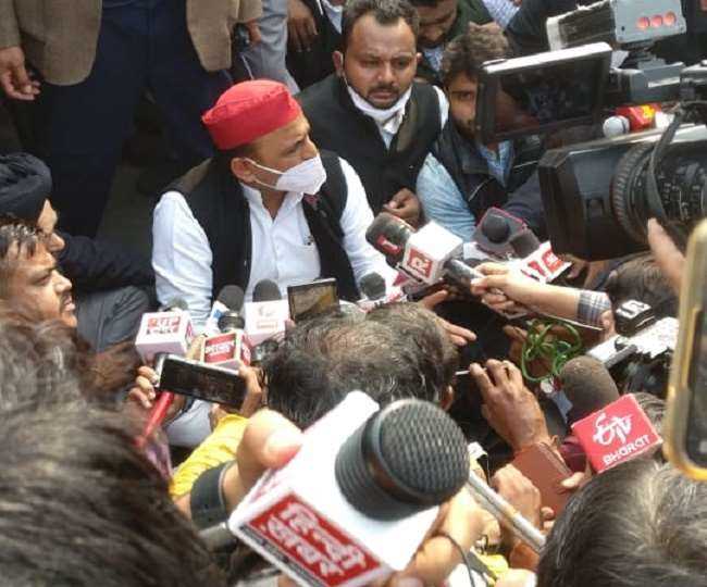 घर के बाहर धरने पर बैठे अखिलेश यादव हिरासत में, गिरफ्तारियों का दौर शुरु